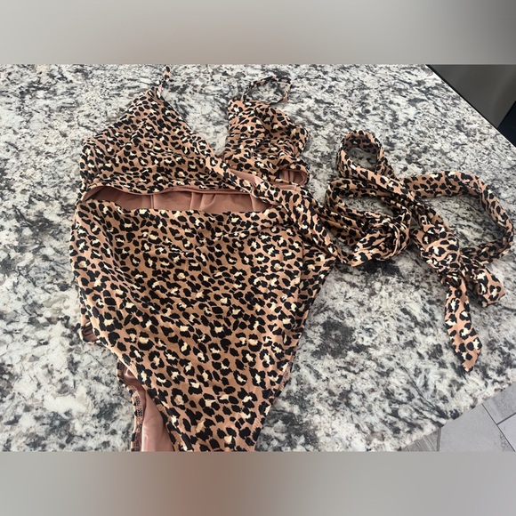 Leopard Print Aerie Wrap Suit in XL long - Picture 2 of 5